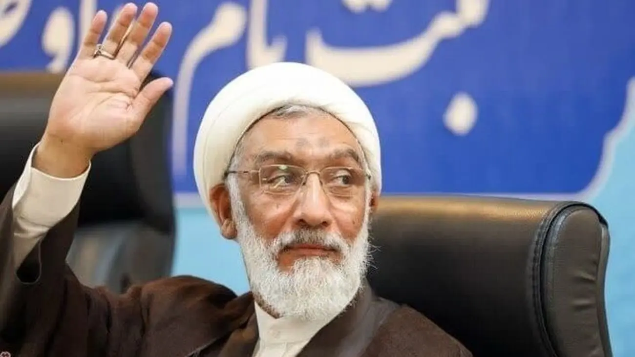عکسی از پورمحمدی با کت و شلوار و بدون لباس روحانیت