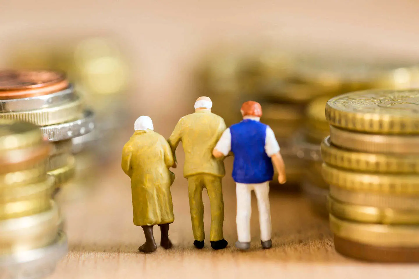 پیش شرط های افزایش سن بازنشستگی / دولت اجازه این کار را دارد؟!