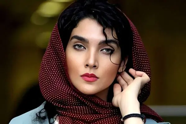 لباس نیمه‌سنتی خانم بازیگر در فرش قرمز فیلم منوچهر هادی / ریش‌های بلند و هادی حجازی‌فر با کلاه آفتابی + عکس