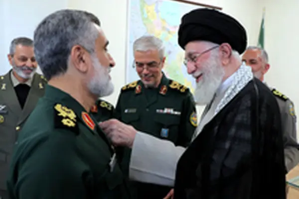 اعطای «نشان فتح» به سردار حاجی‌زاده توسط رهبر انقلاب+ عکس
