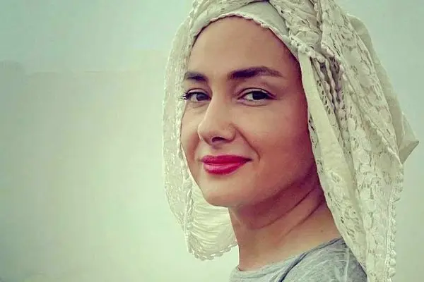 ژست عجیب و خاص هانیه توسلی در اکران مردمی آتابای + عکس