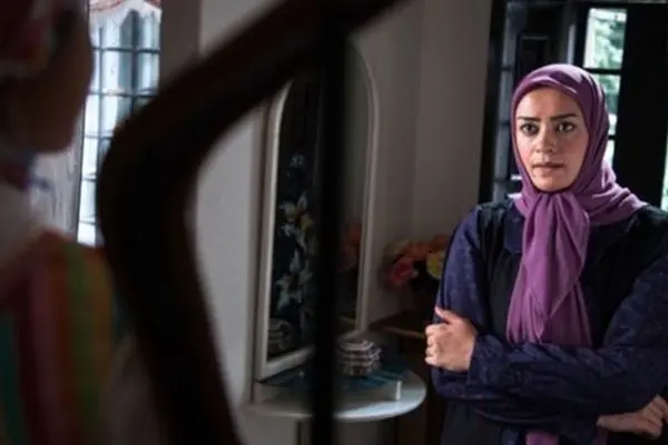 الهام چرخنده در ۱۸ سالگی؛ عکس جذاب با لباس عروس و کلاه اروپایی!