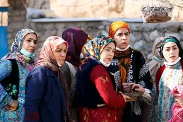 عکس لو رفته از پشت صحنه نون خ؛ تیپ زنانه ندا قاسمی و هدیه بازوند!