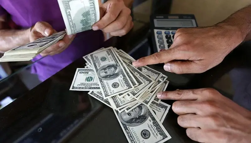 هیج دلاری در بازار متشکل فروش نرفت ! / تجارت خارجی در حال توقف است؟