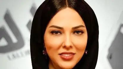 تیپ شیک لیلا اوتادی در کنار ماشین هوش‌بران لاکچری!