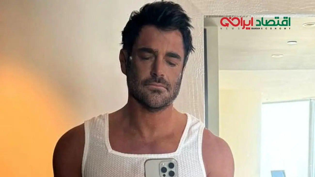 رضا گلزار با استایلی متفاوت؛ پیراهن چروک و موهای آشفته جلوی آینه!