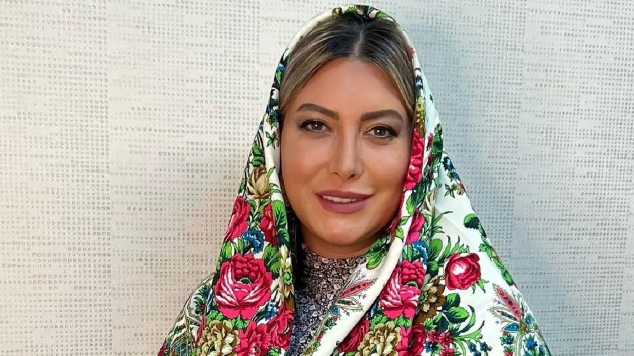 رونمایی فریبا نادری از لباس طلادوزی اش / خانم بازیگر خرم سلطان ایرانی شد + عکس