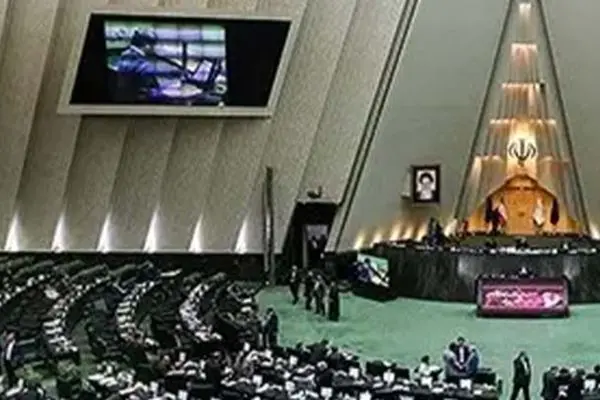 تنش لفظی دو نماینده در مجلس/ کوچک زاده خطاب به نماینده بناب؛ فکر می‌کند چون روحانی است اجازه دارد هر کاری بکند! + فیلم