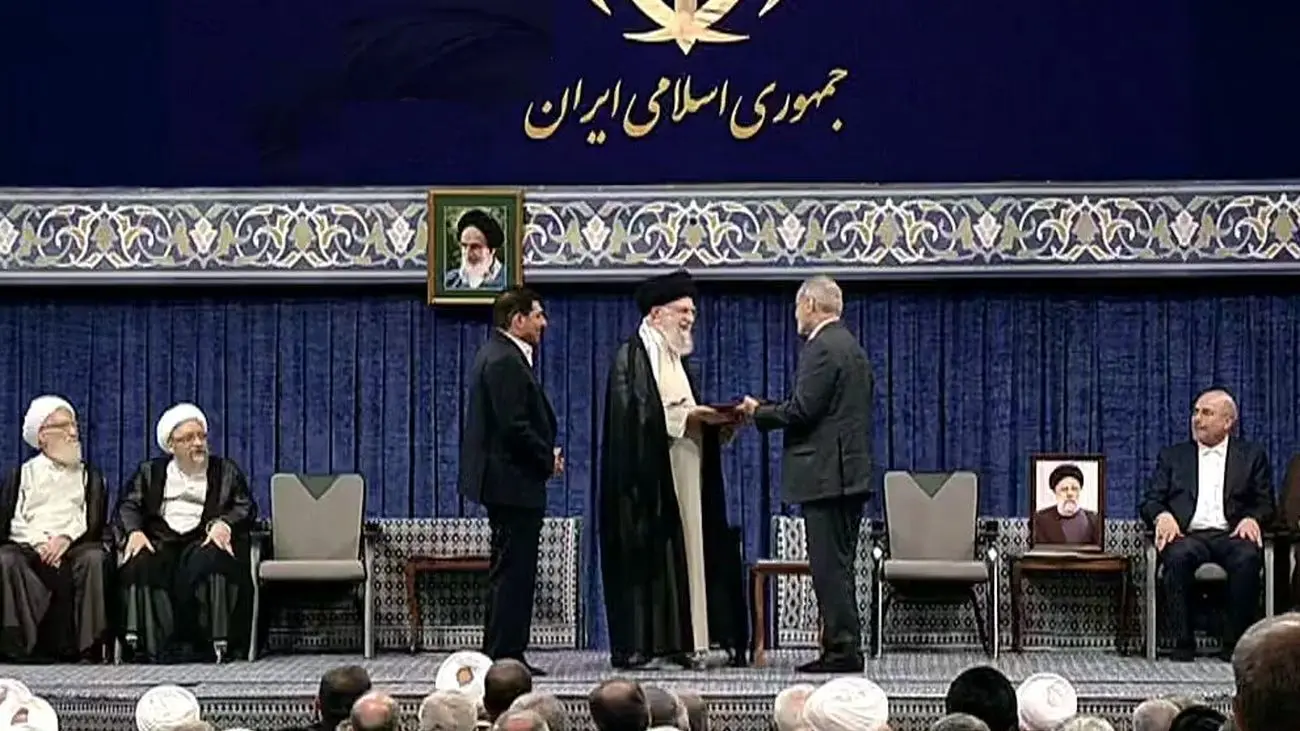 عکسی از لحظه اعطای حکم ریاست جمهوری مسعود پزشکیان از سوی رهبر انقلاب
