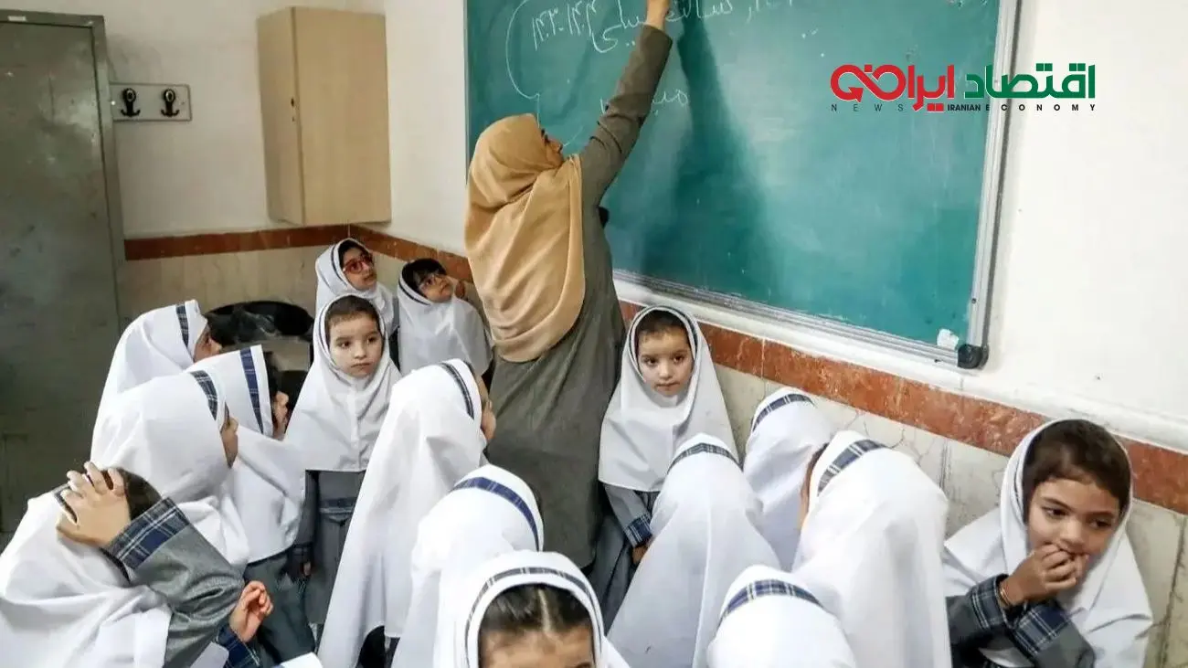 انتقاد کیهان: در بعضی مدارس به بهانه شادی بچه ها مراسم رقص برگزار می کنند