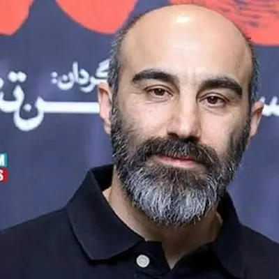 شوک هواداران: محسن تنابنده با ست چتر و کلاه رمانتیک در باران پاییزی + عکس!