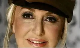 عکس دیده نشده گوگوش با چادر در حرم زیارتی!