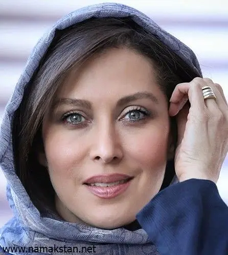 آیا تا به حال مادر شیک مهتاب کرامتی را دیده بودید ؟! / مادر متفاوت تر از دختر بازیگرش !