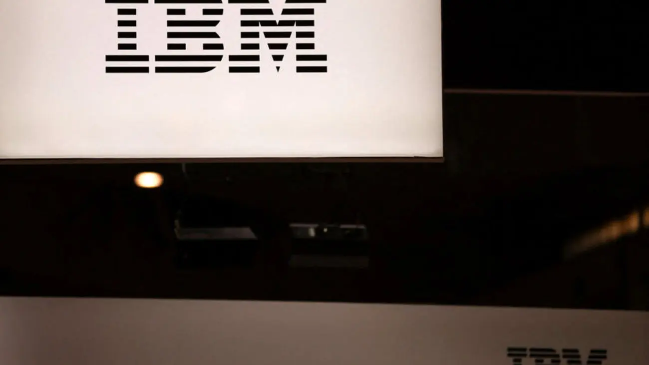 شرکت IBM با امید جایگزینی هوش مصنوعی با انسان، استخدام در 7800 موقعیت شغلی را متوقف میکند