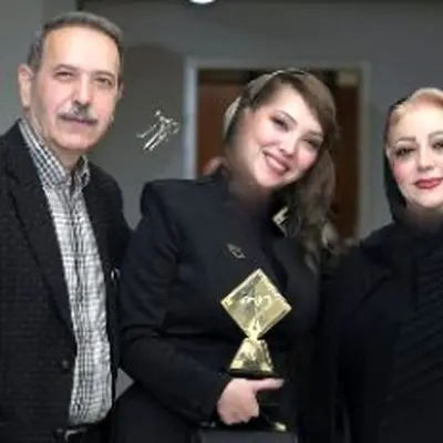 پریناز ایزدیار و ناهید مسلمی، جایزه بهترین بازیگر نقش مکمل زن را به صدف اسپهبدی اهدا کردند + فیلم مراسم