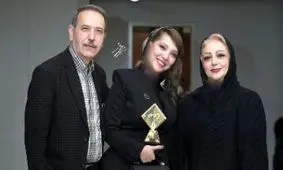 پریناز ایزدیار و ناهید مسلمی، جایزه بهترین بازیگر نقش مکمل زن را به صدف اسپهبدی اهدا کردند + فیلم مراسم