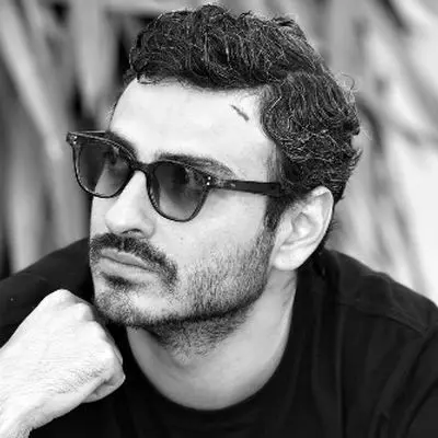 مرد خوش‌چهره سینمای ایران در حال تمرین بازیگری/ عکس دیده‌نشده