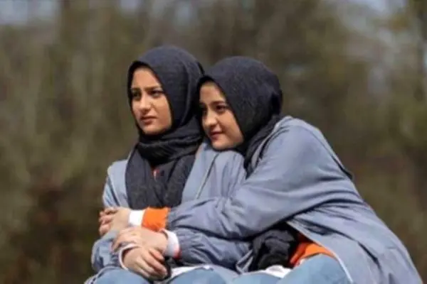 عکس دیدنی از سارا و نیکا پایتخت در کنار جواد عزتی / صمیمی و باورنکردنی !