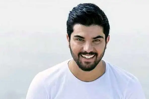 شلوار پاره سینا مهراد در دورهمی خانوادگی پاییزی جنجال برانگیخت!