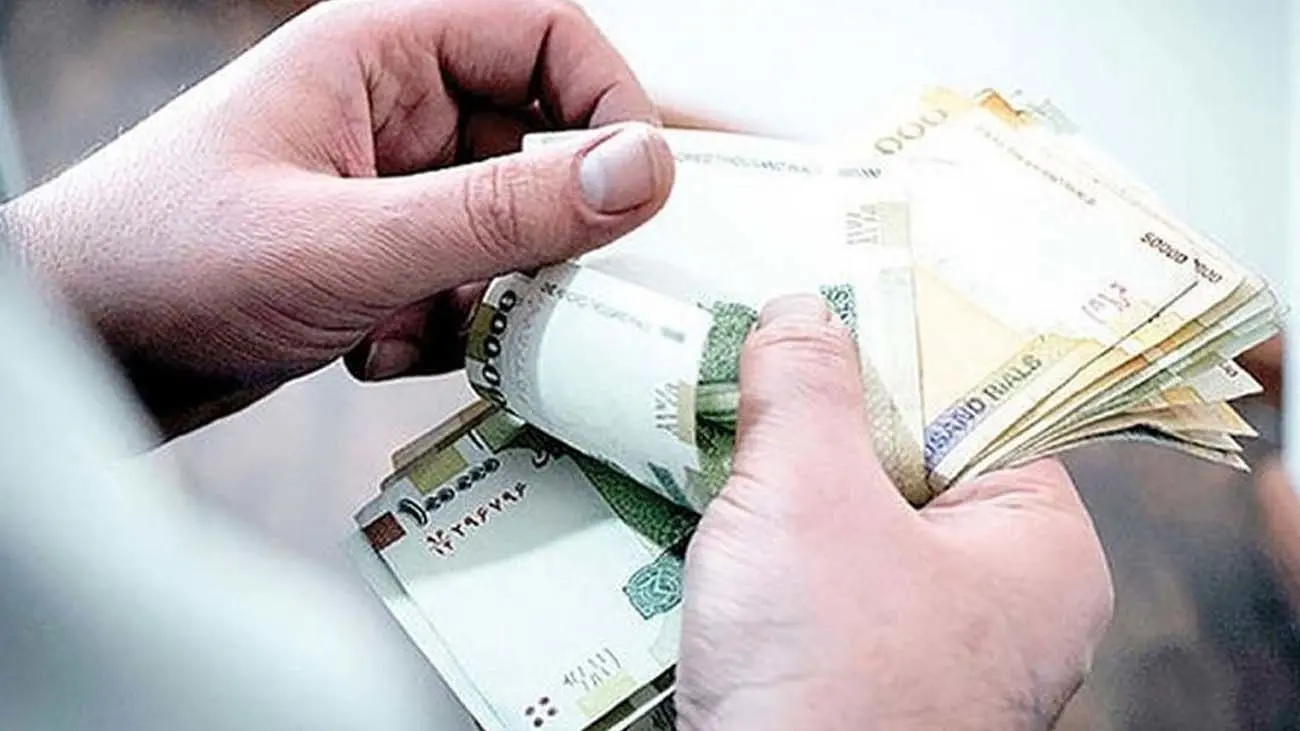 دولت اگر حقوق مردم را با دلار میدهد، نرخ ارز را بالا ببرد