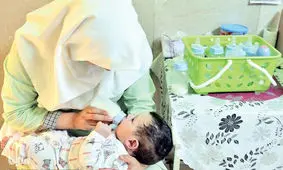 آغوش مهربانی زیر بمب و آتش 