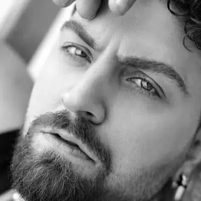 جشن لاکچری امیرحسین فتحی، ستاره سریال شغال با کیک اسکار!