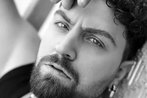 جشن لاکچری امیرحسین فتحی، ستاره سریال شغال با کیک اسکار!