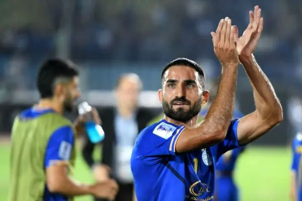 مهرداد محمدی بدون مصاحبه ساختمان استقلال را ترک کرد! +فیلم