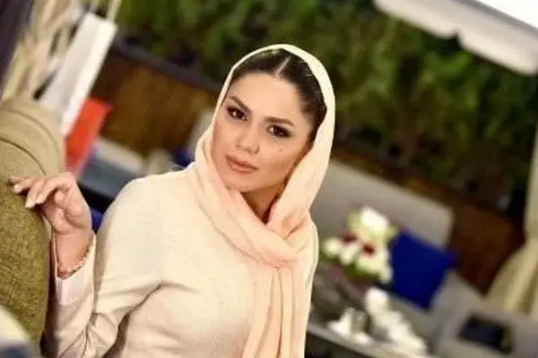 صمیمیت باورنکردنی آزاده زارعی با 2 مرد سفیدپوش + عکس خجالت آور