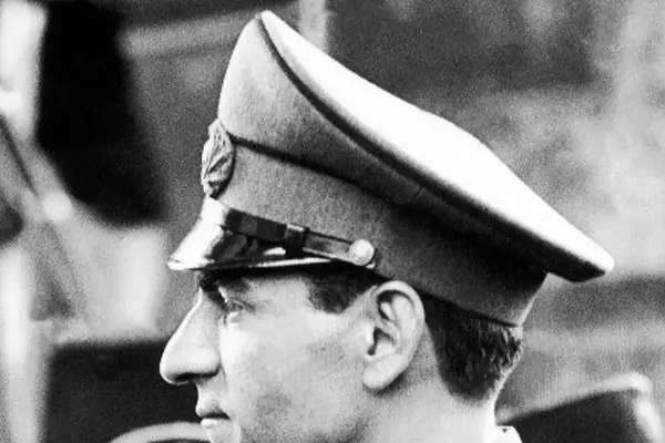 تست جنگنده عجیب توسط محمدرضا پهلوی؛ سال 1327