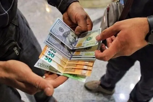 الان زمان خرید دلار نیست/ توکلی: اگر دلار بخرید، به این دلیل ضرر می‌کنید