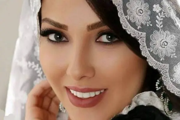 عکس/ مراسم عقد خواهر لیلا اوتادی؛ جشن ساده و خاص با کیک سه‌طبقه به شکل چمدان!