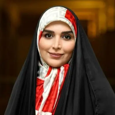 عکس خیره‌کننده مجری زن معروف صداوسیما در حافظیه شیراز!