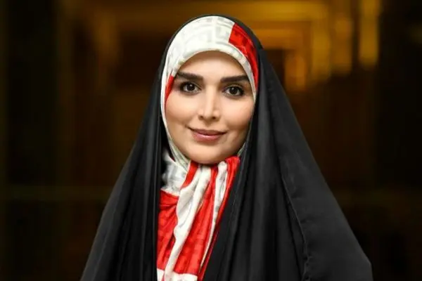 عکس خیره‌کننده مجری زن معروف صداوسیما در حافظیه شیراز!
