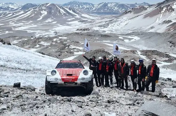 پورشه جان سخت از مرتفعترین آتشفشان جهان بالا رفت
