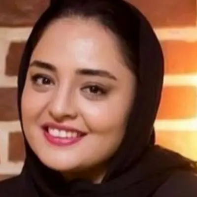 دکوراسیون خیره‌کننده اتاق خواب نرگس محمدی؛ ترکیب عجیب کتاب، آباژور و گربه!