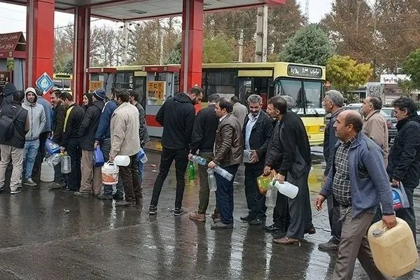 وحشت مردم از افزایش بی‌سابقه قیمت بنزین؛ صف‌های طولانی بنزین با گالن و بشکه!