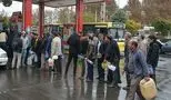 وحشت مردم از افزایش بی‌سابقه قیمت بنزین؛ صف‌های طولانی بنزین با گالن و بشکه!
