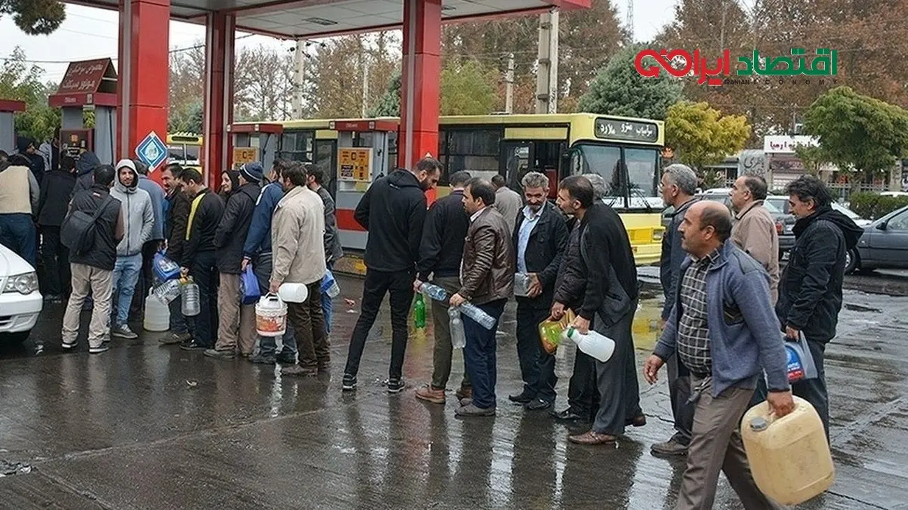 وحشت مردم از افزایش بی‌سابقه قیمت بنزین؛ صف‌های طولانی بنزین با گالن و بشکه!