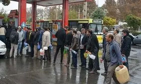 وحشت مردم از افزایش بی‌سابقه قیمت بنزین؛ صف‌های طولانی بنزین با گالن و بشکه!