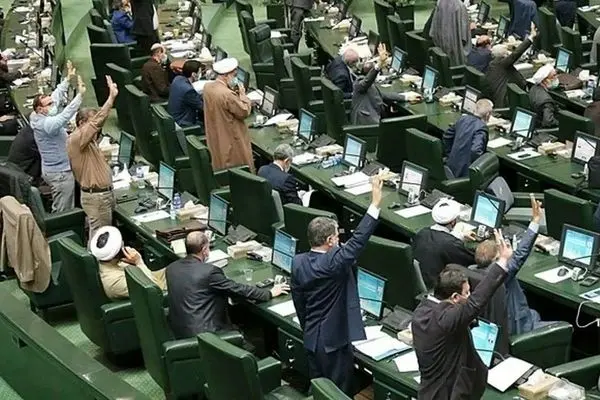 چه کسی شعار «مرگ بر فریدون» در مجلس سر داد؟