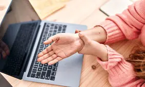 اندازه گیری دقیق مچ دست برای خرید دستبند