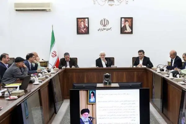 عارف: مردم از تنش‌ها خسته شده‌اند، نباید با معیشت آنها بازی کرد