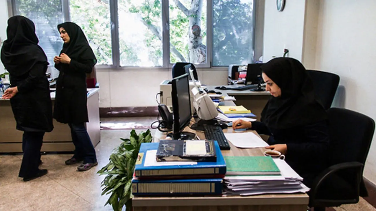 سهم زنان در استخدام ها بیشتر شد/ 45 درصد کارمندان زن هستند
