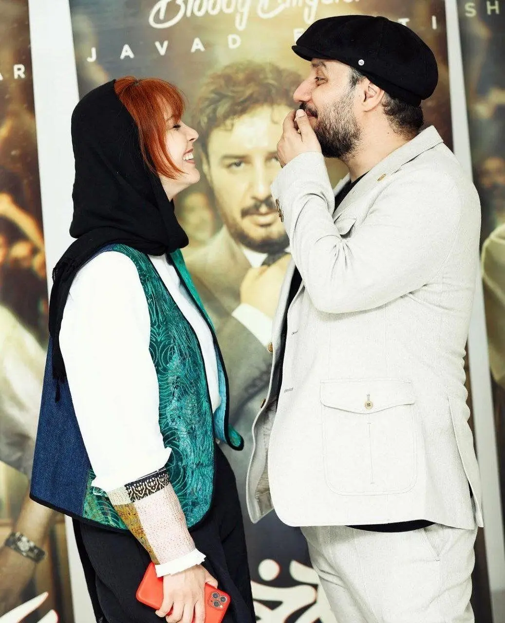 ژست خوشحال جواد عزتی مقابل بازیگر زن در یک مراسم 
