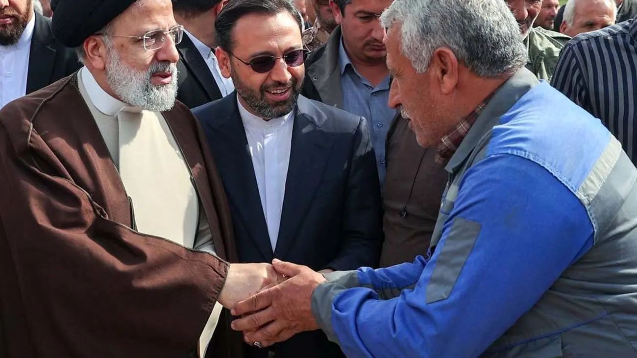 اولین فیلم از لحظه انتقال پیکر رئیس جمهور از محل سقوط