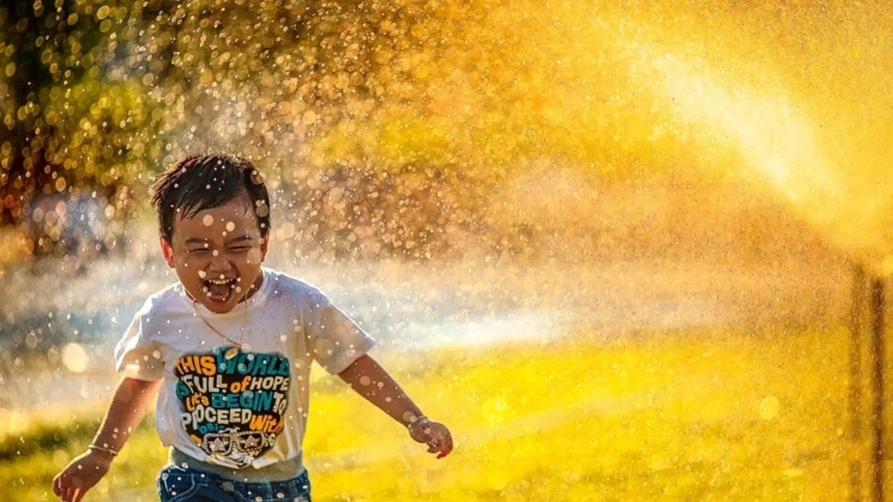 پدر این بچه زیبای چشم رنگی کدام فوتبالیست است؟! + عکس
