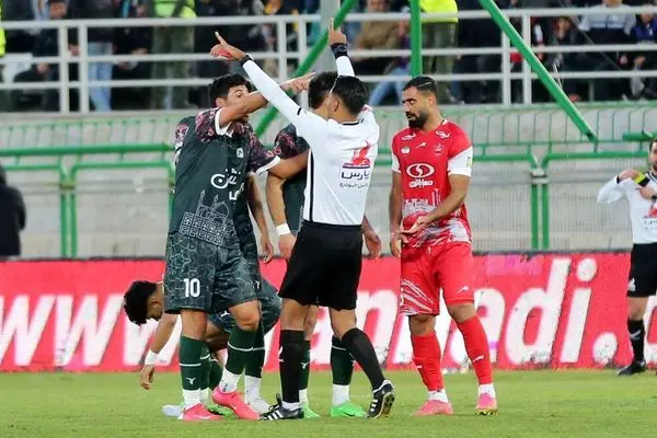 فوری: داور مسابقه ذوب آهن و پرسپولیس به دلیل اشتباه در تصمیم‌گیری محروم شد!