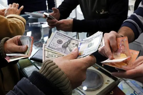 افشاگری جنجالی از دلیل نوسان قیمت ارز در ایران/ دولت اجازه ارزان‌تر شدن قیمت دلار را نمی‌دهد