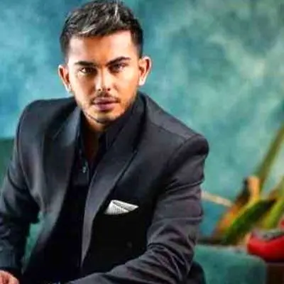 سورپرایز تولد خاص ارسلان قاسمی با حضور سگ کوچکش و کیک فانتزی عجیب!